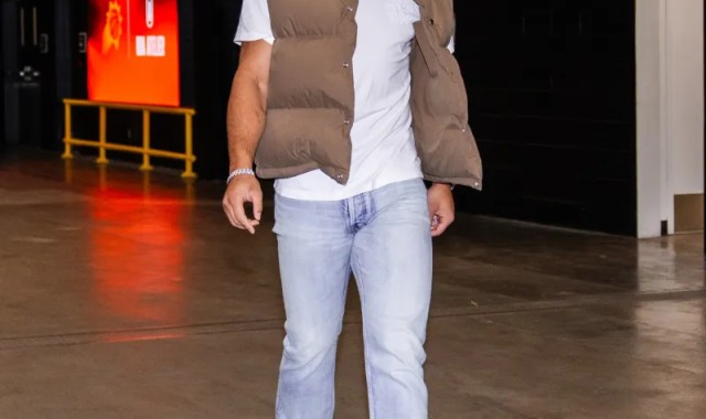 开云入口-霸气十足！狄龙佩戴超黑墨镜步入今日比赛场馆