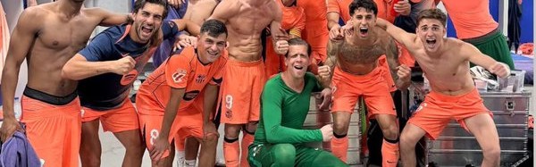 开云入口-拿下三分！巴萨全队赛后更衣室合照庆祝，看看谁身材最好